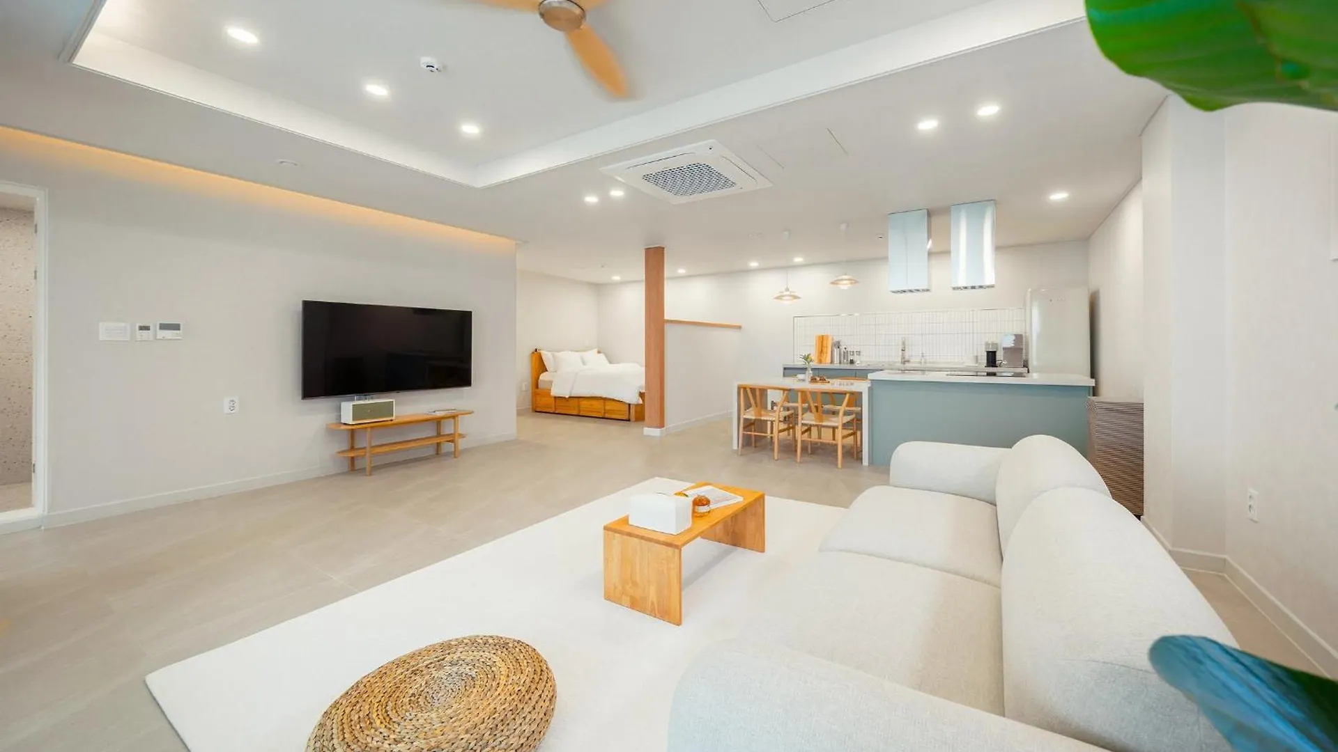 Yeongheungdo Hoho Yongdam Pool Villa Incheon Korsel